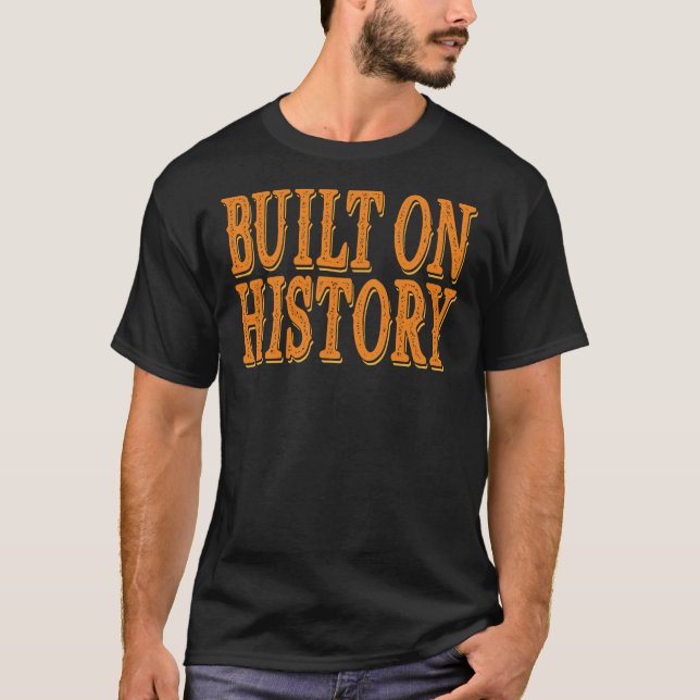 Auf der Geschichte aufgebaut T-Shirt (Vorderseite)