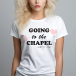 Auf der Kapelle | Retro 70's Themed Bride T-Shirt<br><div class="desc">Dieses 'gehen zur Kapelle' Braut in Shirt verfügt über einen Retro-70er-Schriftart mit einer Herz-und Hochzeit-Taube-Ikone-Grafik . Dieses Shirt ist das perfekte Geschenk für eine Braut, die am Brautparty oder Bachelorette Wochenende zu sein scheint, damit sie es an ihrem Hochzeitstag tragen kann. Fügen Sie Ihre Hochzeit oder behalt es einfach und...</div>