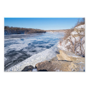 Auf der Klippe über dem eingefrorenen Fluss missis Fotodruck
