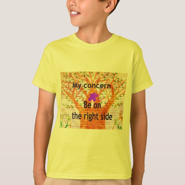Auf der rechten Seite sein T-Shirt (Vorderseite)