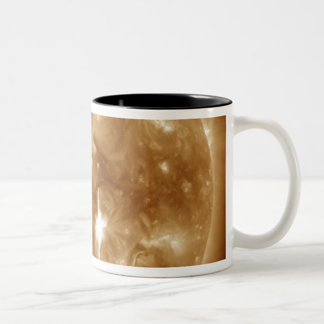 Auf der Sonne bricht eine massive Solarfackel der  Zweifarbige Tasse (Rechts)