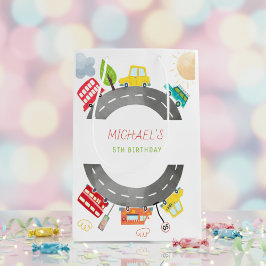 Auf der Straße glückliche Fahrzeuge Junge Geburtst Mittlere Geschenktüte