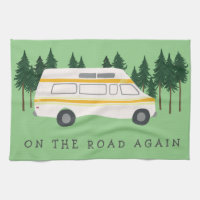 AUF DER STRASSE WIEDER LKW-Camping mit Baumbestand