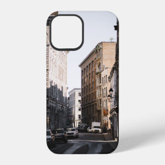 AUF DER STRASSENSEITE ZWISCHEN DEN GEBÄUDEN PARKEN iPhone 12 HÜLLE