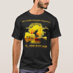Auf einem dunklen Wüstenweg Cool Wind in meinem Ha T-Shirt
