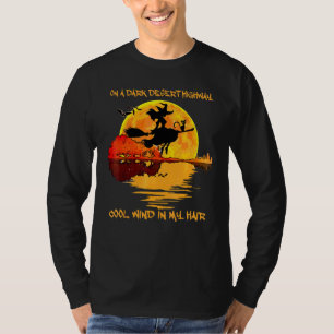 Auf einem dunklen Wüstenweg Cool Wind in meiner Ha T-Shirt