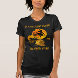 Auf einem dunklen Wüstenweg Cool Wind in meiner Ha T-Shirt