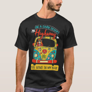 Auf einem dunklen Wüstenweg T-Shirt