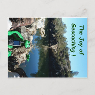 Auf einem Felsweg durch einen Fluss zurückspringen Postkarte