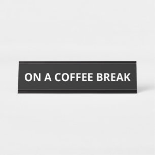 AUF EINEM KAFFEEE-BREAK SCHREIBTISCHNAMENSPLAKETTE