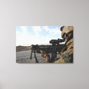 Auf einem Ziel abzufeuern Anblick eines Soldaten Leinwanddruck