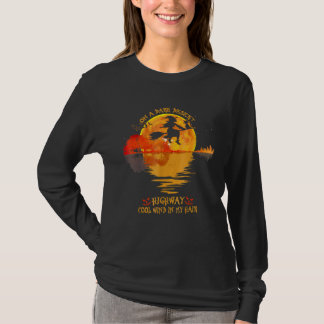 Auf einer dunklen Wüste Highway Cool Wind in meine T-Shirt