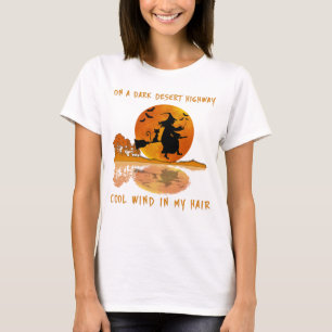 Auf einer dunklen Wüstenstraße cooler Wind in me T-Shirt