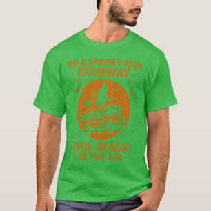 Auf einer dunklen Wüstenstraße, kühler Wind in mei T-Shirt