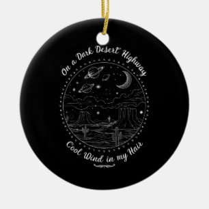 Auf einer dunklen Wüstenstraße Reise Berg Camping  Keramik Ornament