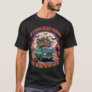 Auf einer dunklen Wüstenstraße T-Shirt