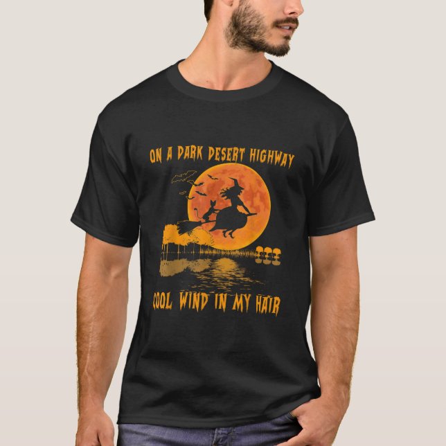 Auf einer dunklen Wüstenstraße - Windhexe reitet  T-Shirt (Vorderseite)