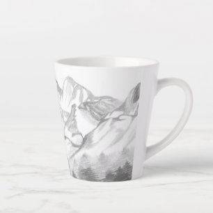 Auf einer Latte-Mug skizzierte Berge mit Bleistift Milchtasse