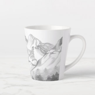 Auf einer Latte-Mug skizzierte Berge mit Bleistift Milchtasse