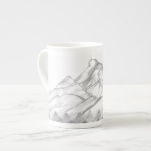 Auf einer Latte-Mug skizzierte Berge mit Bleistift Prozellantasse