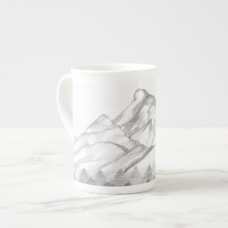 Auf einer Latte-Mug skizzierte Berge mit Bleistift Prozellantasse