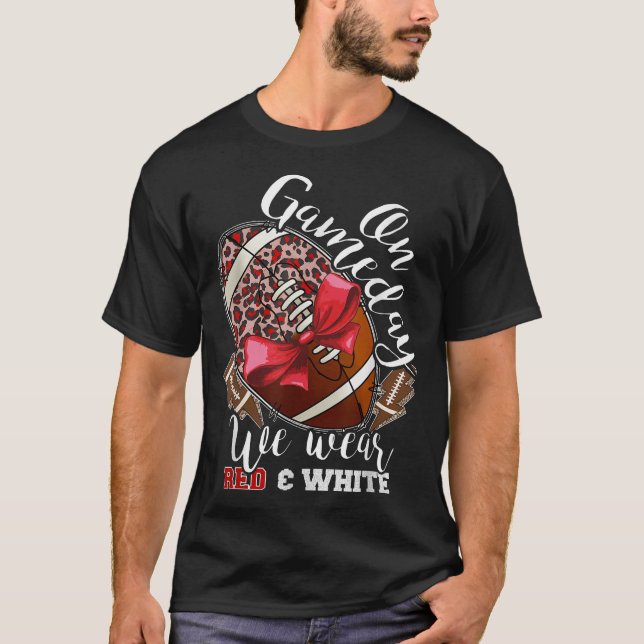 Auf Gameday Football tragen wir eine rote und weiß T-Shirt (Vorderseite)
