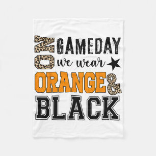 Auf Gameday Footll tragen wir Orangen und Schwarze Fleecedecke