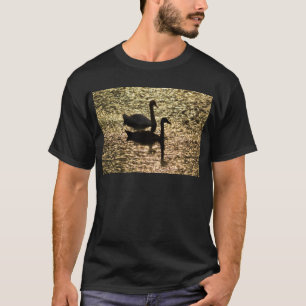 Auf goldenem Teich T-Shirt