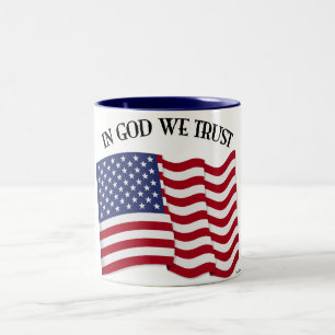 Auf Gott vertrauen wir mit US-Flagge Zweifarbige Tasse