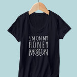 Auf Honeymoon Monogram Matching Couple's T - Shirt<br><div class="desc">Auf die Flitterwochen? Brauchen Sie passendes Kleid "Ich bin auf meiner Flitterwoche"? Fügen Sie Ihre Initialen und Set segeln auf ein Leben glücklich mit Ihren geliebten</div>