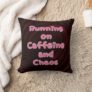 Auf Kaffe und Chaos laufen Kissen