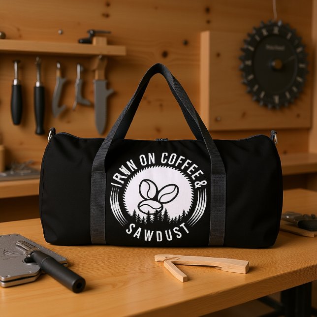 Auf Kaffee Sägemehl laufen  Duffle Bag (Von Creator hochgeladen)
