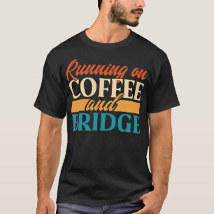 Auf Kaffee und Brücke laufen T-Shirt