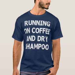 AUF KAFFEE UND TROCKENEM SHAMPOO - Trending T-Shirt