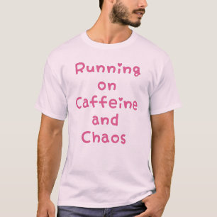 Auf Koffein und Chaos laufen T-Shirt