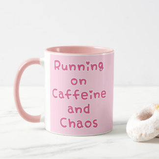 Auf Koffein und Chaos laufen Tasse