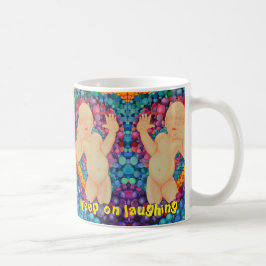 Auf Lachen behaltend Blasen Tasse
