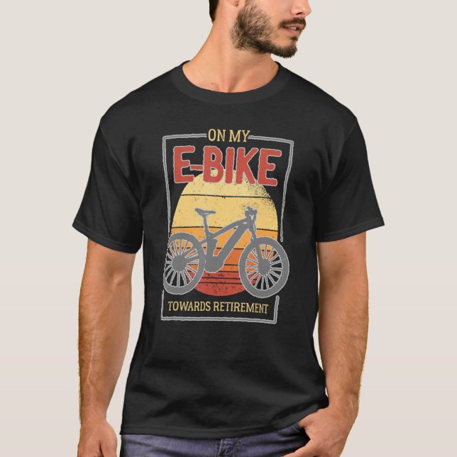 Auf meinem E-Bike in Richtung Mietung für Fahrrad T-Shirt (Vorderseite)
