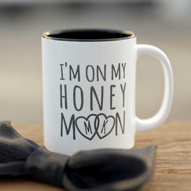 Auf meiner Flitterwoche Mit Monogramm Kaffee-Tasse Zweifarbige Tasse (Perfect wedding day gift for your Groom. Just add your initials and his name)