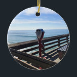 Auf Newport Pier, Newport Beach, Kalifornien Keramik Ornament<br><div class="desc">Blick auf den Pier in Newport Beach,  Kalifornien. Ein schöner sonniger Morgen,  wenige Leute auf der Pier mit vielen offenen Bänken und den klassischen Aussichtsplattformen. Foto wurde im November 2022 aufgenommen.</div>