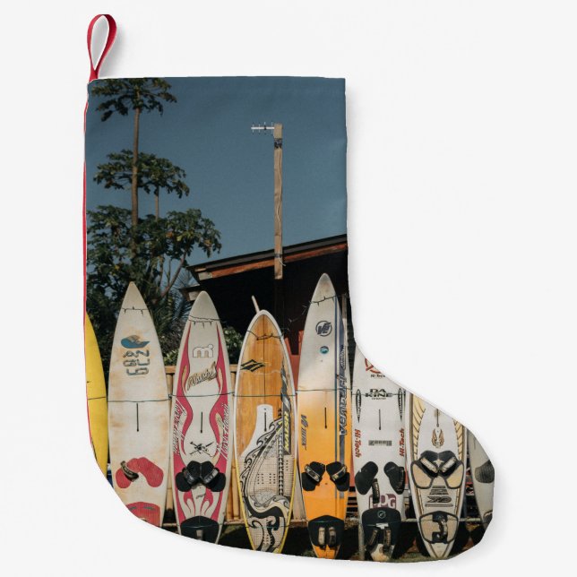 Auf offenem Feld stehen verschiedene Surfbretter Kleiner Weihnachtsstrumpf (Vorderseite)