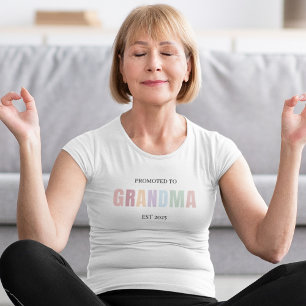 Auf Oma EST 2025 T - Shirt befördert   Weich