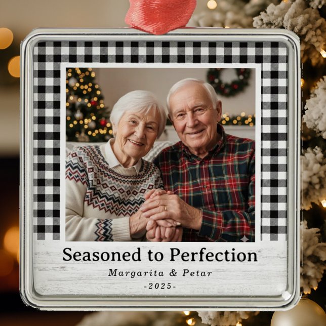 Auf Perfektion getestet - Großeltern-Foto Ornament Aus Metall (Cozy gingham frame, rustic charm — “Seasoned to Perfection” holiday photo ornament design.)