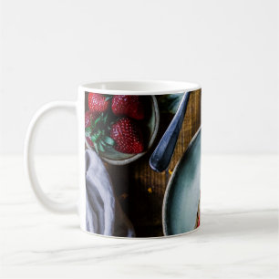 AUF RUNDGRAUER-KERAMIK SERVIERTE KABELSTÜCKE KAFFEETASSE