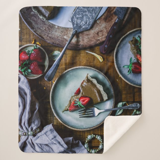 AUF RUNDGRAUER-KERAMIK SERVIERTE KABELSTÜCKE SHERPADECKE (Vorderseite)