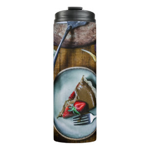 AUF RUNDGRAUER-KERAMIK SERVIERTE KABELSTÜCKE THERMOSBECHER