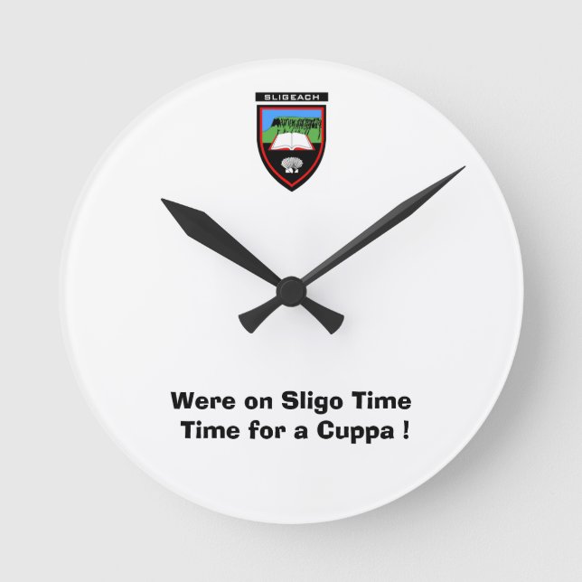 Auf Sligo Time für einen Cuppa Runde Wanduhr (Vorderseite)