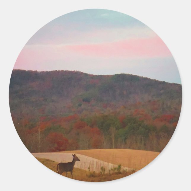 Auf Sonnenuntergang angelegter Golfplatz Runder Aufkleber (Vorderseite)