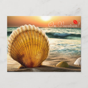 Auf Urlaub romantische Muscheln auf dem Strandkuss Postkarte