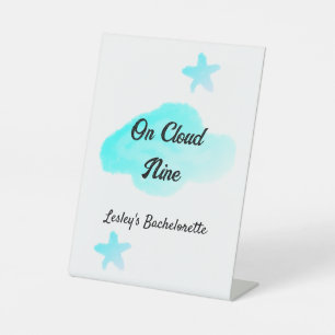 Auf Wolke neun pastellblaue Wolken Stern Junggesel Sockelschild